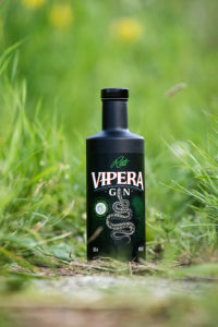 Réti VIPERA GIN a fűben